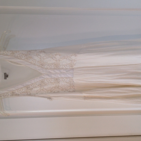 Urban Outfitters white beach cover up with embroidery. Size xs - Picture 1 of 4